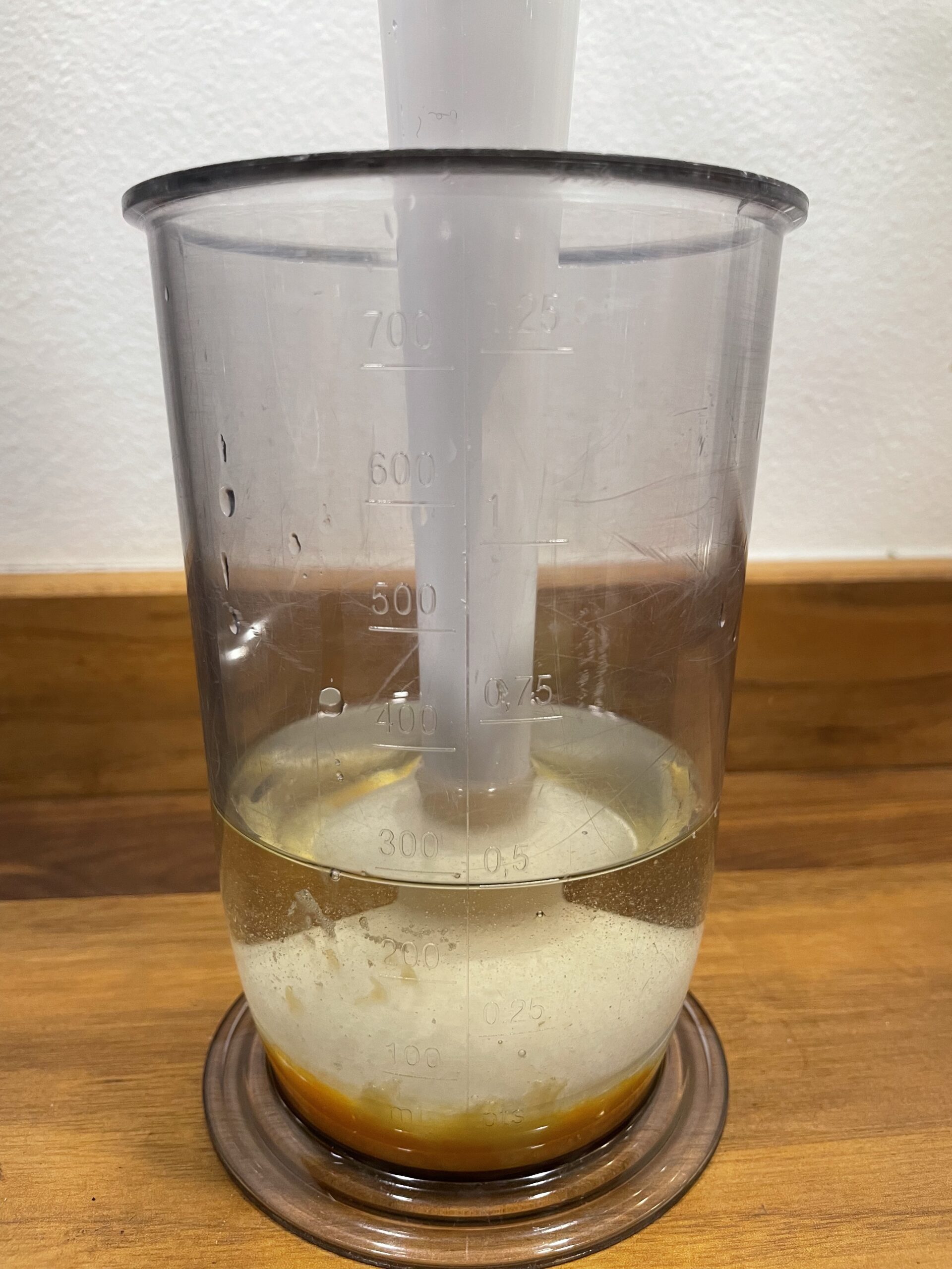 Tillbringar med ägg, olja, senap och citronsaft.