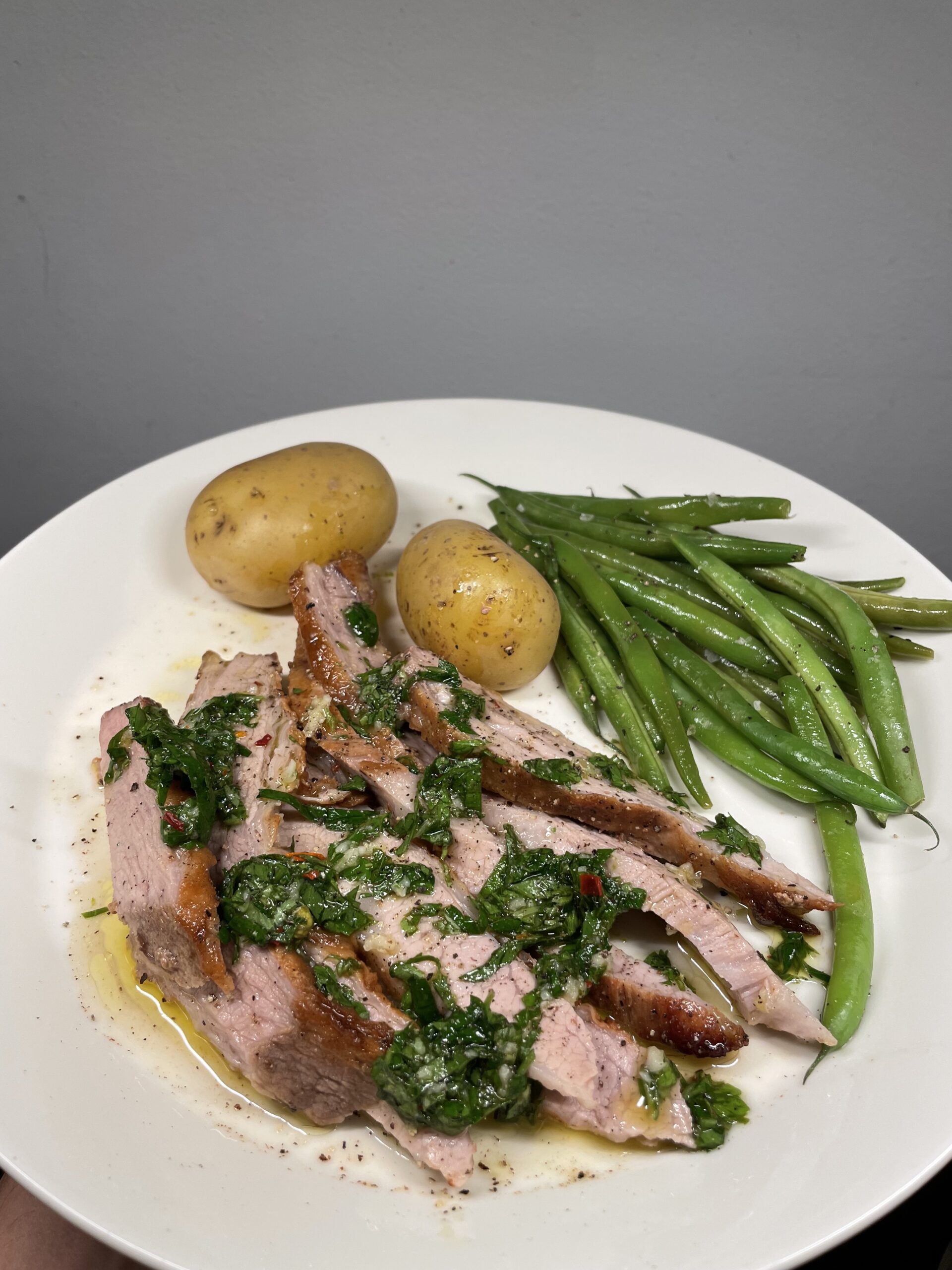 Stekt iberico secreto med stekta haricots verts och kokt potatis