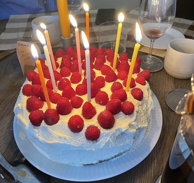 Gräddtårta med färska hallon Gräddtårta