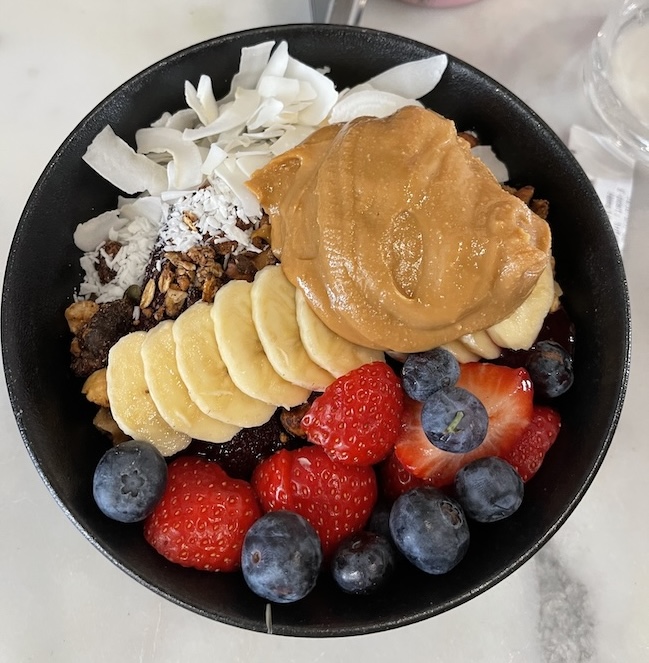 Acai bowl med nöttopping Acai bowl med nöttopping
